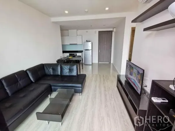 คอนโด ให้เช่าหรือขายในDin Daeng, Bangkok - มุมห้องนั่งเล่น โซฟาแอล ทีวีสแตนด์ และครัวเปิด