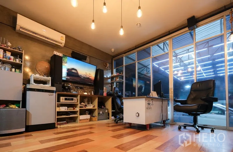 คลังสินค้า ให้เช่าในBueng Kum, Bangkok - ออฟฟิศภายในโกดัง ติดแอร์ พื้นลายไม้ ไฟแขวน และผนังกระจกบานเลื่อน