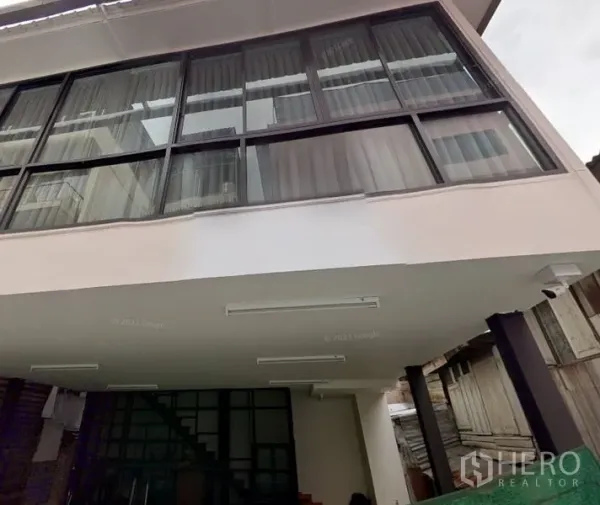 สำนักงานที่บ้าน ให้เช่าในYan Nawa, Bangkok - อาคารโฮมออฟฟิศสมัยใหม่ในยานนาวา กรุงเทพฯ กระจกบานใหญ่ ไฟส่องสว่าง และพื้นที่จอดรถในร่มใต้ตัวอาคาร