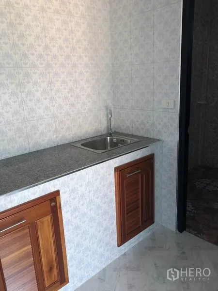 货栈 出租或出售在Sai Noi, Nonthaburi - 茶水间，花岗岩台面、不锈钢水槽与木质柜门。