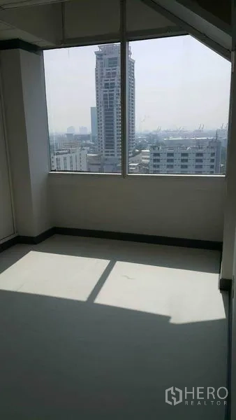 สำนักงาน ให้เช่าในKhlong Toei, Bangkok - ห้องมุมสว่าง กระจกบานใหญ่ มองเห็นตึกสูงในเมือง