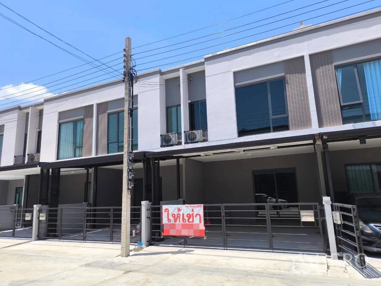ทาวน์เฮาส์ for rent in Bang Phli, Samut Prakan - ด้านหน้าทาวน์เฮ้าส์สองชั้น พร้อมโรงจอดรถมีประตูรั้ว