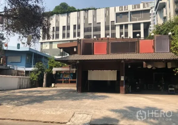 บ้าน ให้เช่าในWatthana, Bangkok - ด้านหน้าบ้านพร้อมลานกว้างสำหรับจอดรถหลายคัน