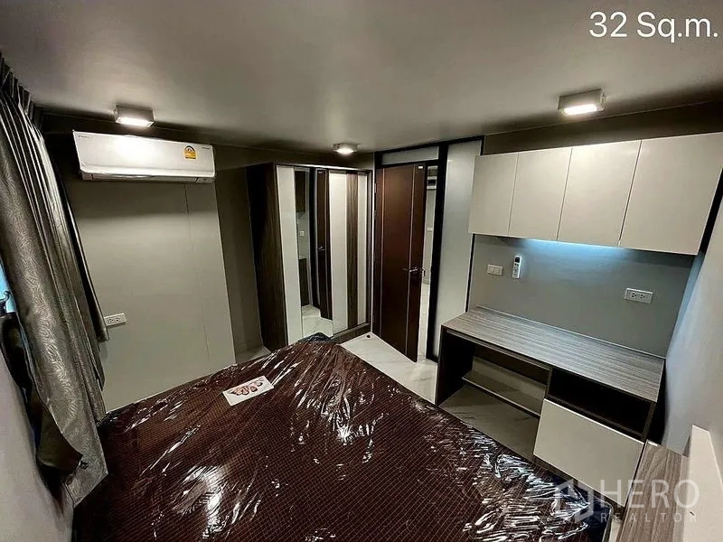 零售空间 出售在Khlong Toei, Bangkok - 卧室配内置衣柜、书桌、空调与双人床。