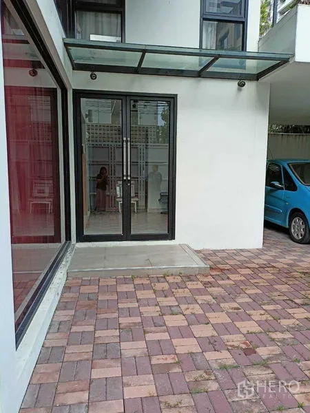 Home Office for rent in Watthana, Bangkok - Side entry with glass double doors and brick-paved forecourt.