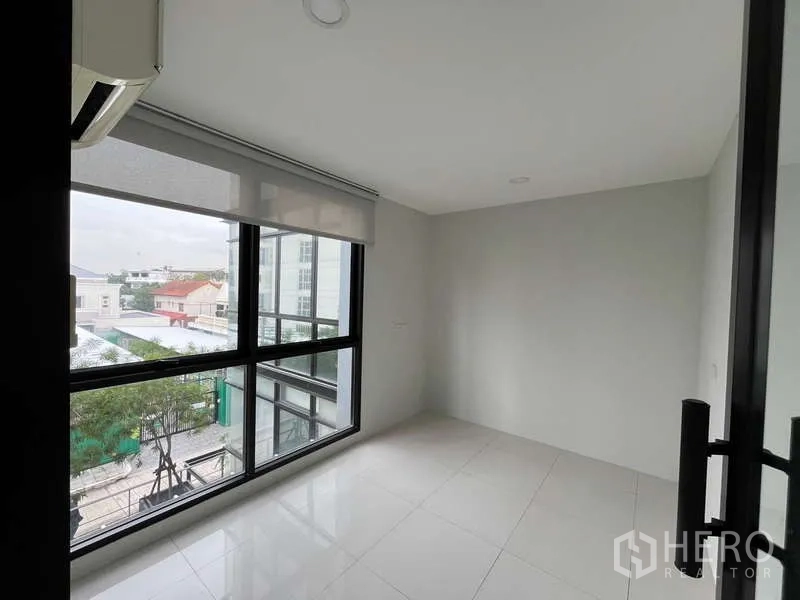 สำนักงาน ให้เช่าในPrawet, Bangkok - ห้องทำงานมุมอาคาร กระจกบานใหญ่ ม่านม้วน พร้อมวิวชุมชนโดยรอบ