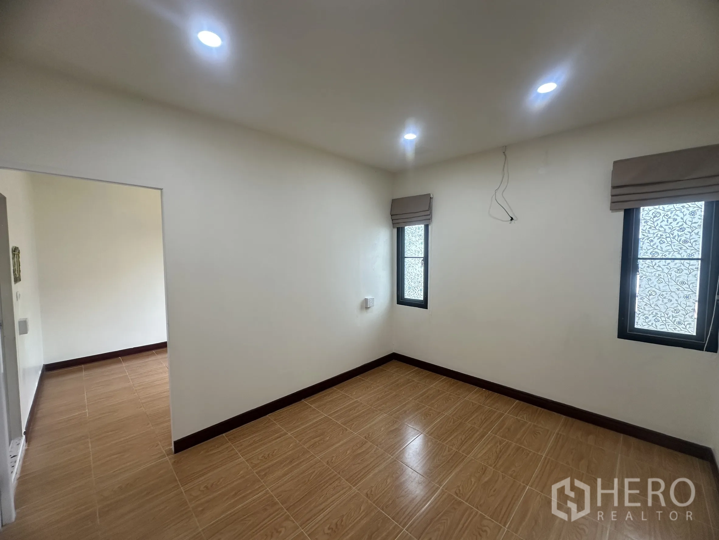 联排别墅 for sale in Lam Luk Ka, Pathum Thani - 二层卧室，设两扇窗与瓷砖地面。