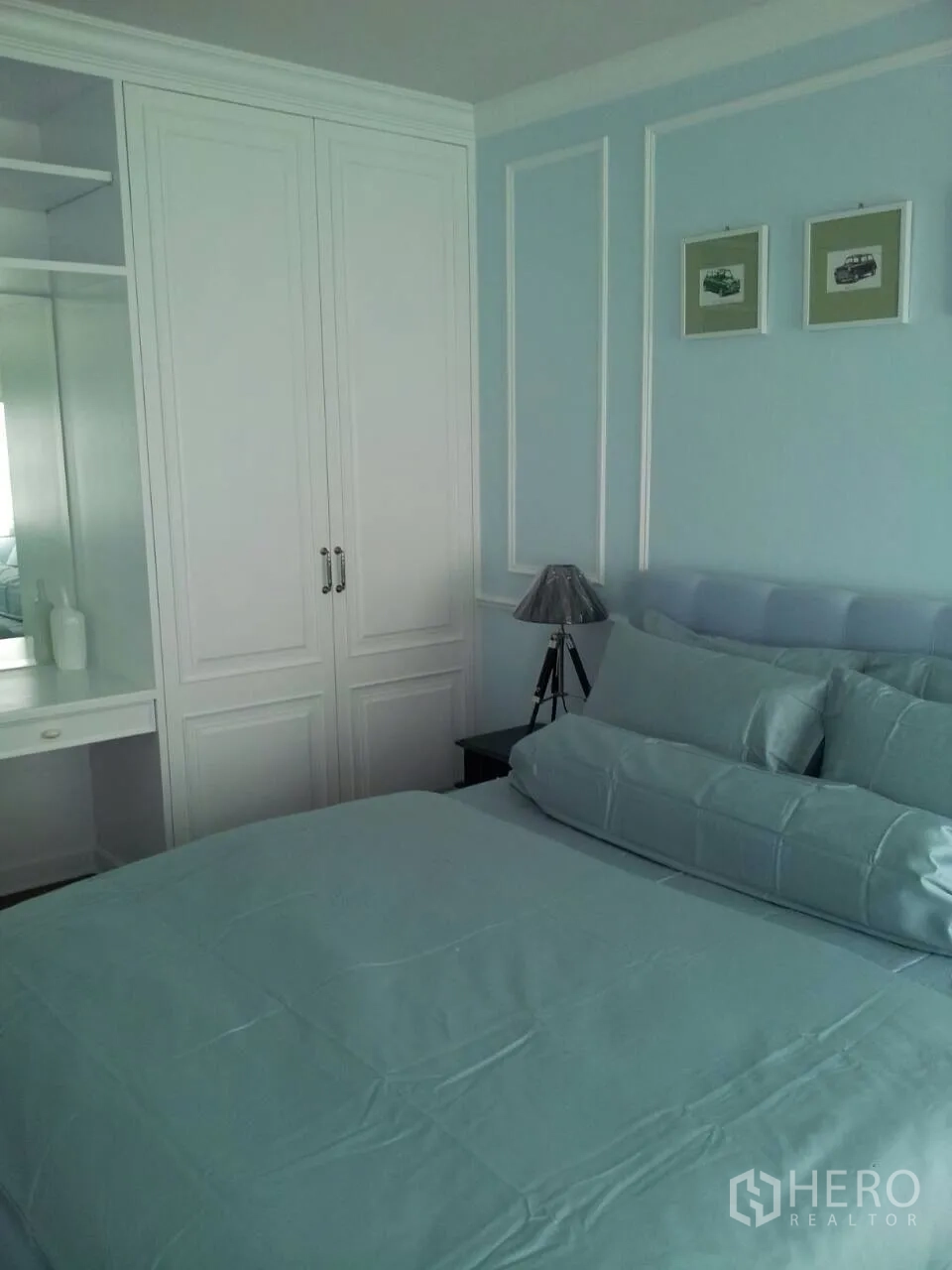 联排别墅 出租在Watthana, Bangkok - 蓝色主题次卧，内置衣柜、镜面与柔和采光。