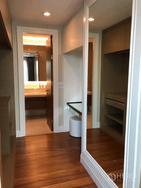 คอนโด ให้เช่าหรือขายในKhlong Toei, Bangkok - โถงวอล์กอินคลอเซ็ตพร้อมกระจกเต็มบาน เชื่อมต่อเข้าห้องน้ำ