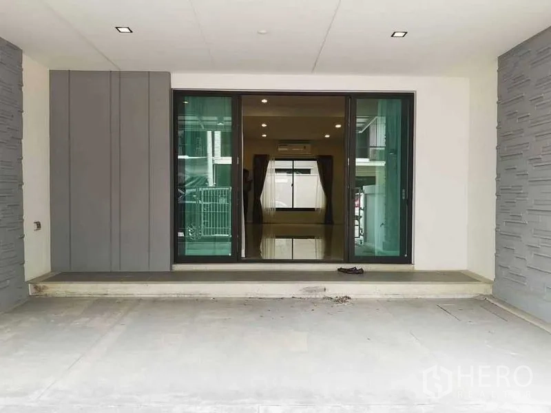 Home Office for rent in Bang Phli, Samut Prakan - Covered front porch with sliding glass doors opening to the living area.