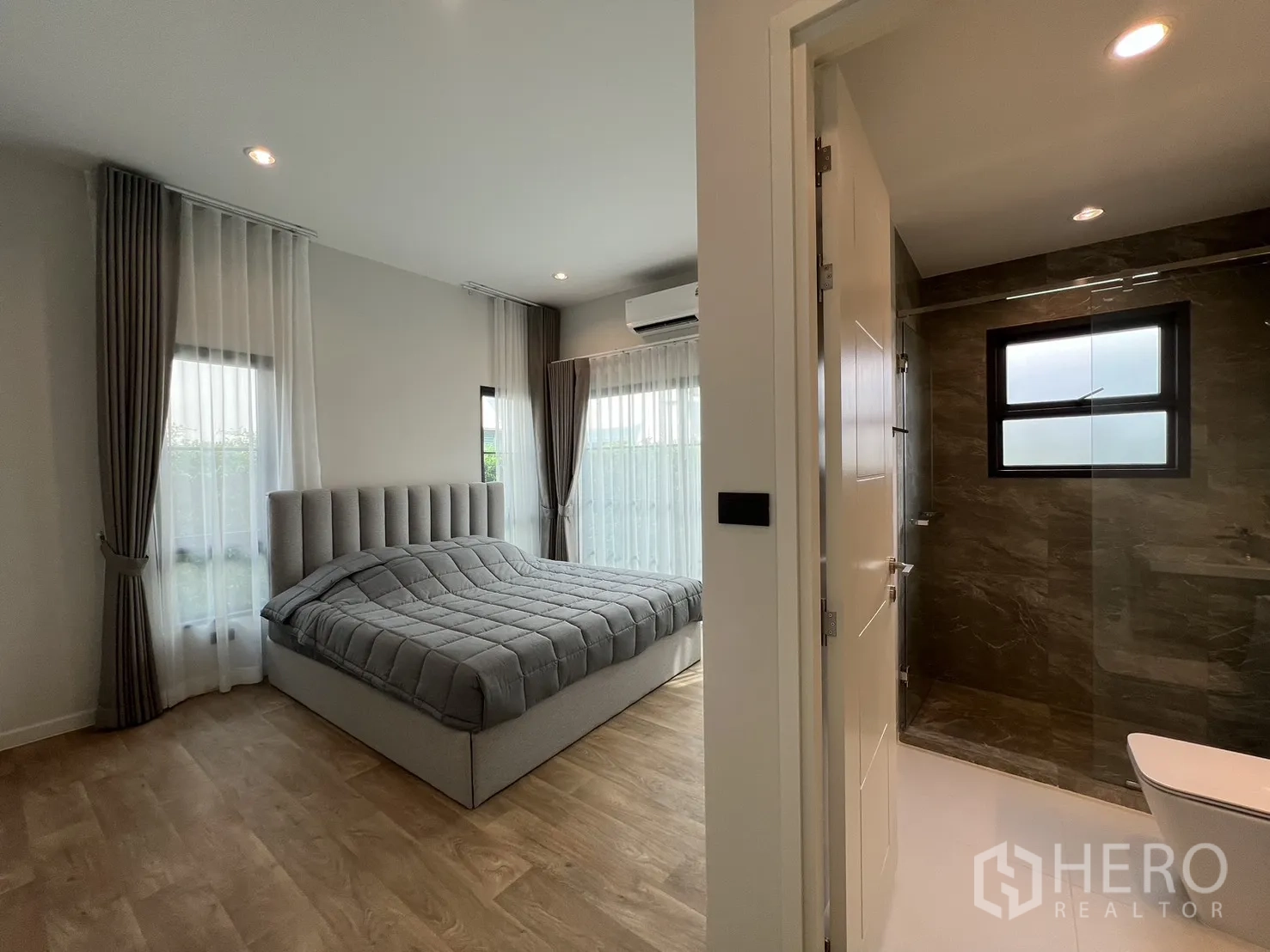 บ้านเดี่ยว for rent in Bang Phli, Samut Prakan - ห้องนอนเชื่อมต่อห้องน้ำในตัว มองเห็นตู้กระจกอาบน้ำผ่านประตู