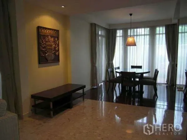 บ้าน ให้เช่าในWang Thonglang, Bangkok - ห้องนั่งเล่นและรับประทานอาหารโปร่งโล่ง พร้อมหน้าต่างสูงจรดพื้น ผ้าม่าน และโคมห้อย