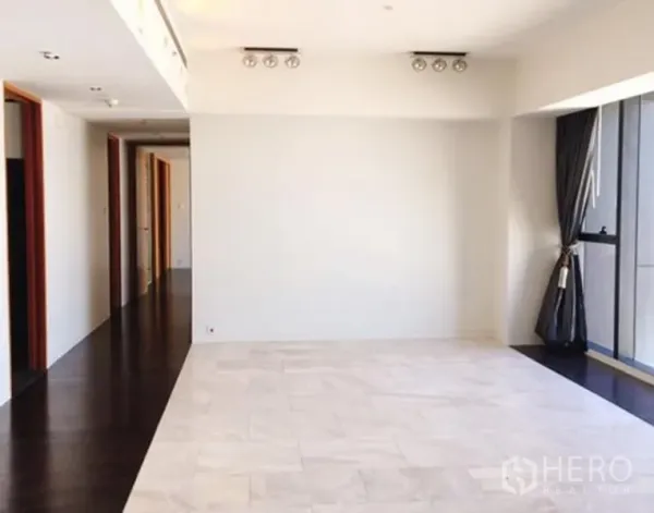 公寓 出租或出售在Sathon, Bangkok - 宽敞的客餐厅，长走廊与全高窗户。