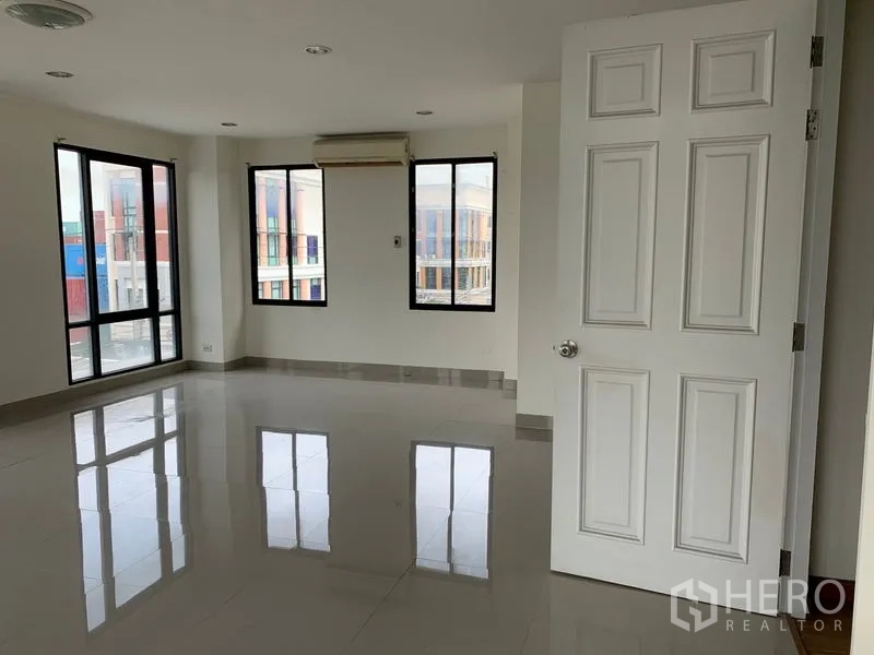 สำนักงาน ให้เช่าในBang Kho Laem, Bangkok - ออฟฟิศมุมห้องมีหน้าต่างหลายบานและประตูสีขาว