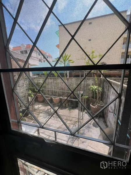 อาคารพาณิชย์ ให้เช่าในKhlong Toei, Bangkok - มุมระเบียง/ลานหลังบ้านพร้อมกระถางต้นไม้ มองผ่านหน้าต่างเหล็กดัด