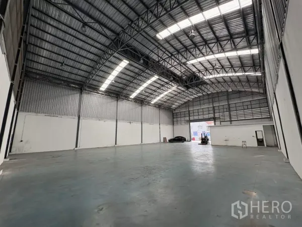 คลังสินค้า ให้เช่าในBang Phli, Samut Prakan - พื้นที่จัดเก็บขนาดใหญ่ มองไปยังประตูโรลเลอร์และบล็อกสำนักงาน ใต้หลังคาโค้ง