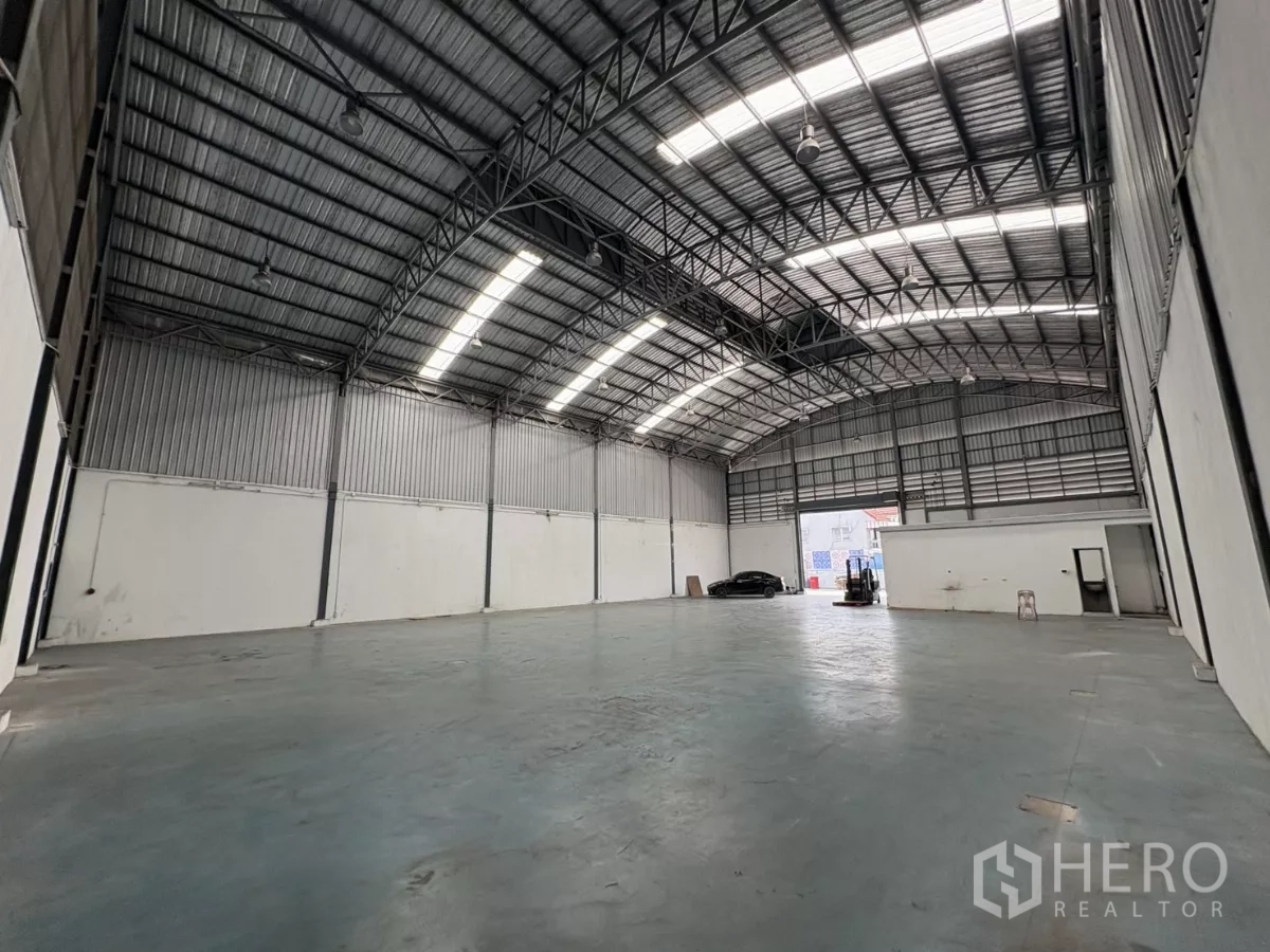 คลังสินค้า ให้เช่าในBang Phli, Samut Prakan - พื้นที่จัดเก็บขนาดใหญ่ มองไปยังประตูโรลเลอร์และบล็อกสำนักงาน ใต้หลังคาโค้ง