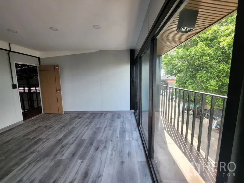 คลังสินค้า ให้เช่าในLam Luk Ka, Pathum Thani - ห้องออฟฟิศมุมกระจก มองเห็นระเบียงและวิวต้นไม้