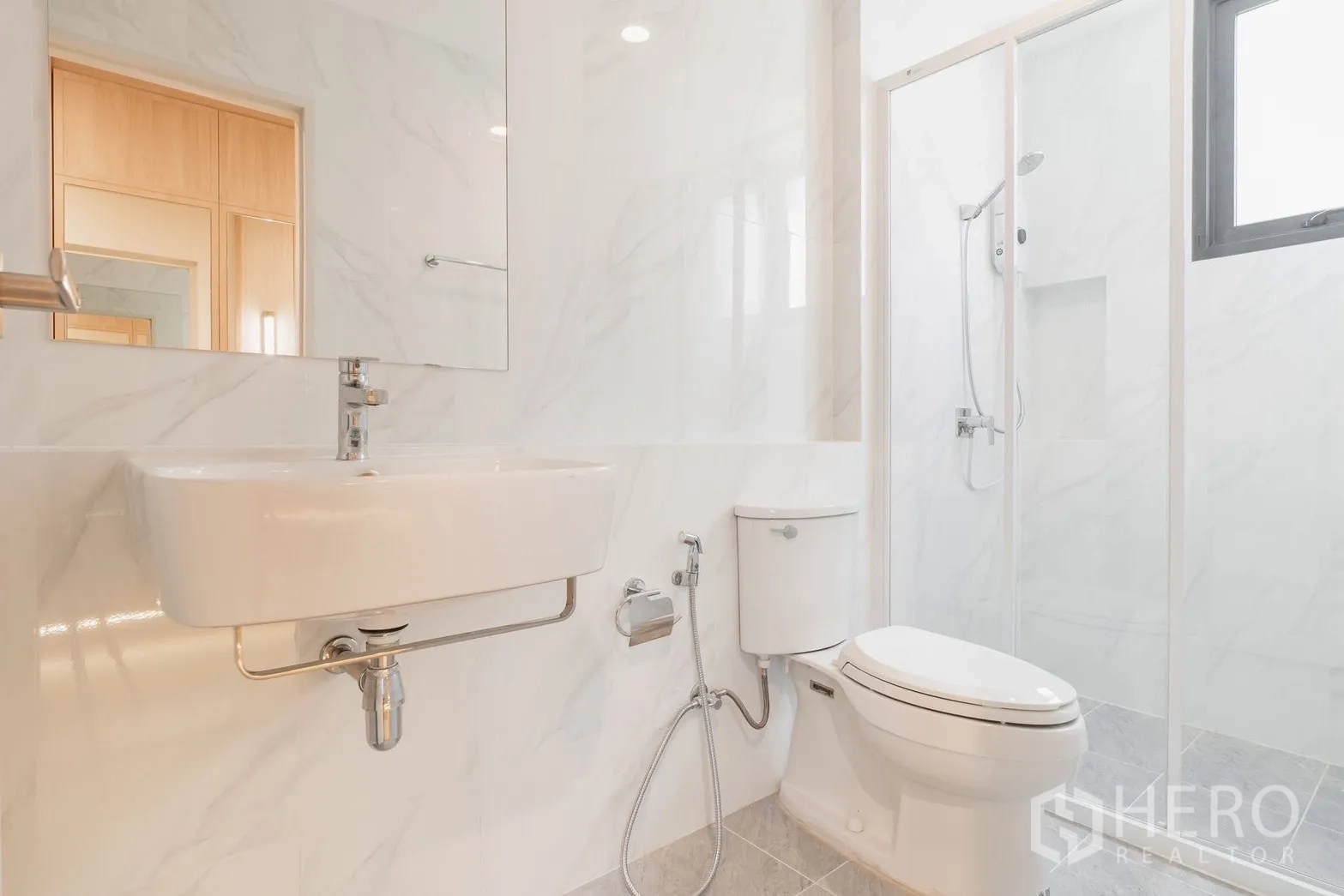 บ้าน ให้เช่าหรือขายในPrawet, Bangkok - ห้องน้ำแขกโทนขาวสว่าง มีฝักบัวและโถสุขภัณฑ์