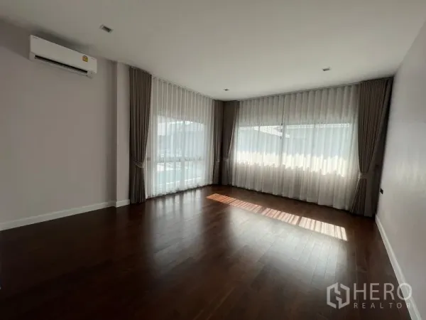 บ้าน ให้เช่าในBueng Kum, Bangkok - ห้องมุมพื้นไม้จริง ผ้าม่านโปร่ง แสงธรรมชาติส่องทั่วจากหน้าต่างบานกว้าง