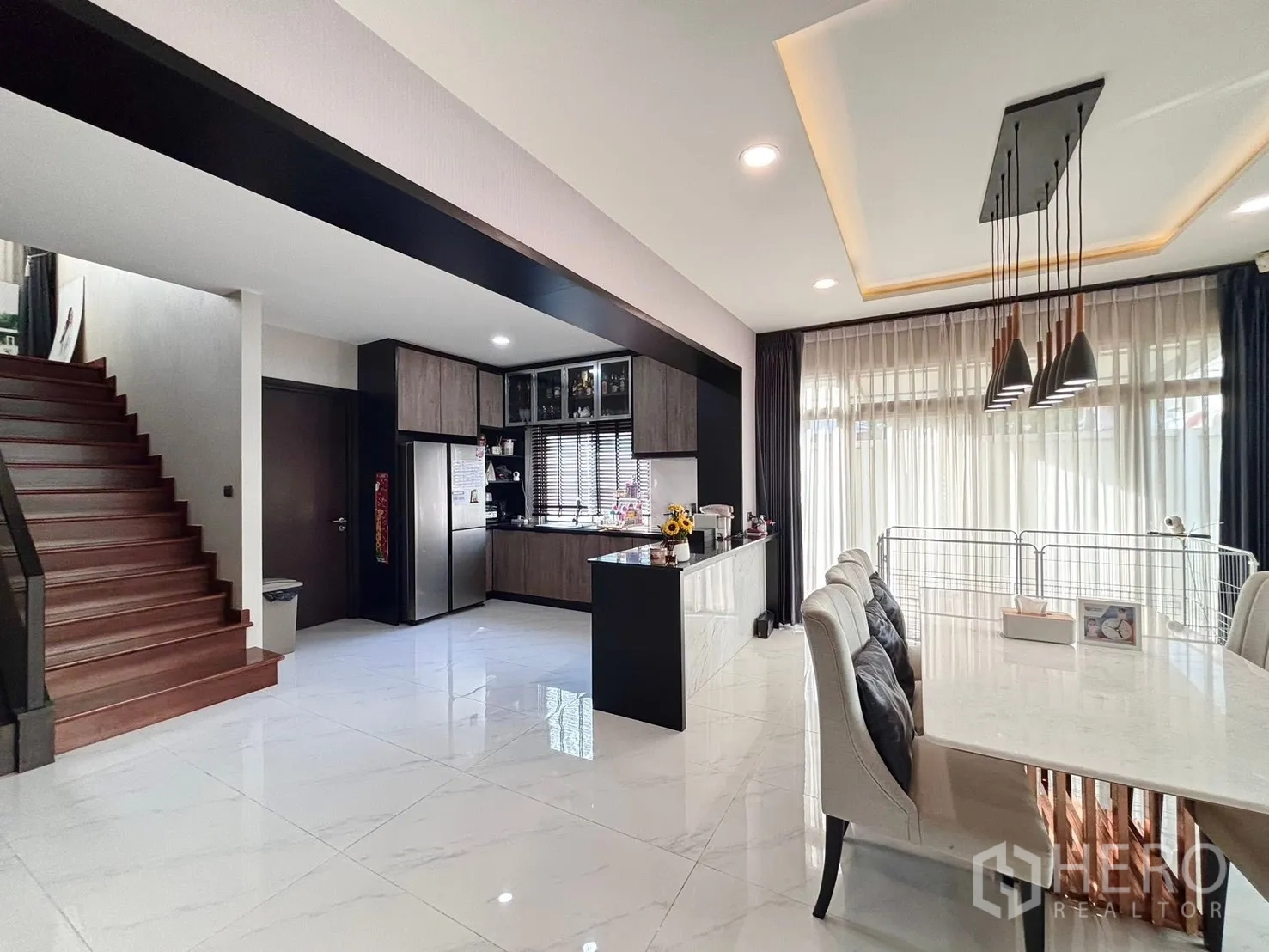 Detached House for rent in Bang Phli, Samut Prakan - Open-plan dining and kitchen area with large windows and glossy floors.