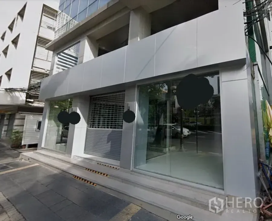 พื้นที่ขายปลีก ให้เช่าในBang Rak, Bangkok - ด้านหน้าอาคารพาณิชย์สมัยใหม่ย่านสีลม มีผนังกระจกบานใหญ่ ประตูม้วน และทางขึ้นจากทางเท้า