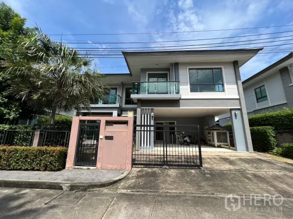 Detached House for sale in Suan Luang, Bangkok - Modern two-storey detached house at The Palm Pattanakarn with gated frontage and balcony in Suan Luang, Bangkok.
