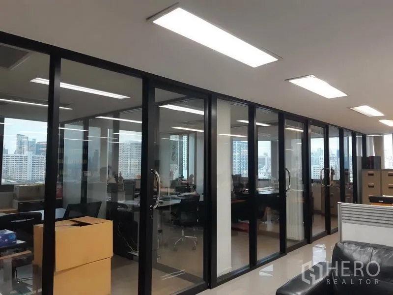 สำนักงาน ขายในKhlong Toei, Bangkok - ห้องทำงานส่วนตัวกั้นกระจกตลอดแนวทางเดิน พร้อมไฟ LED และวิวเมือง