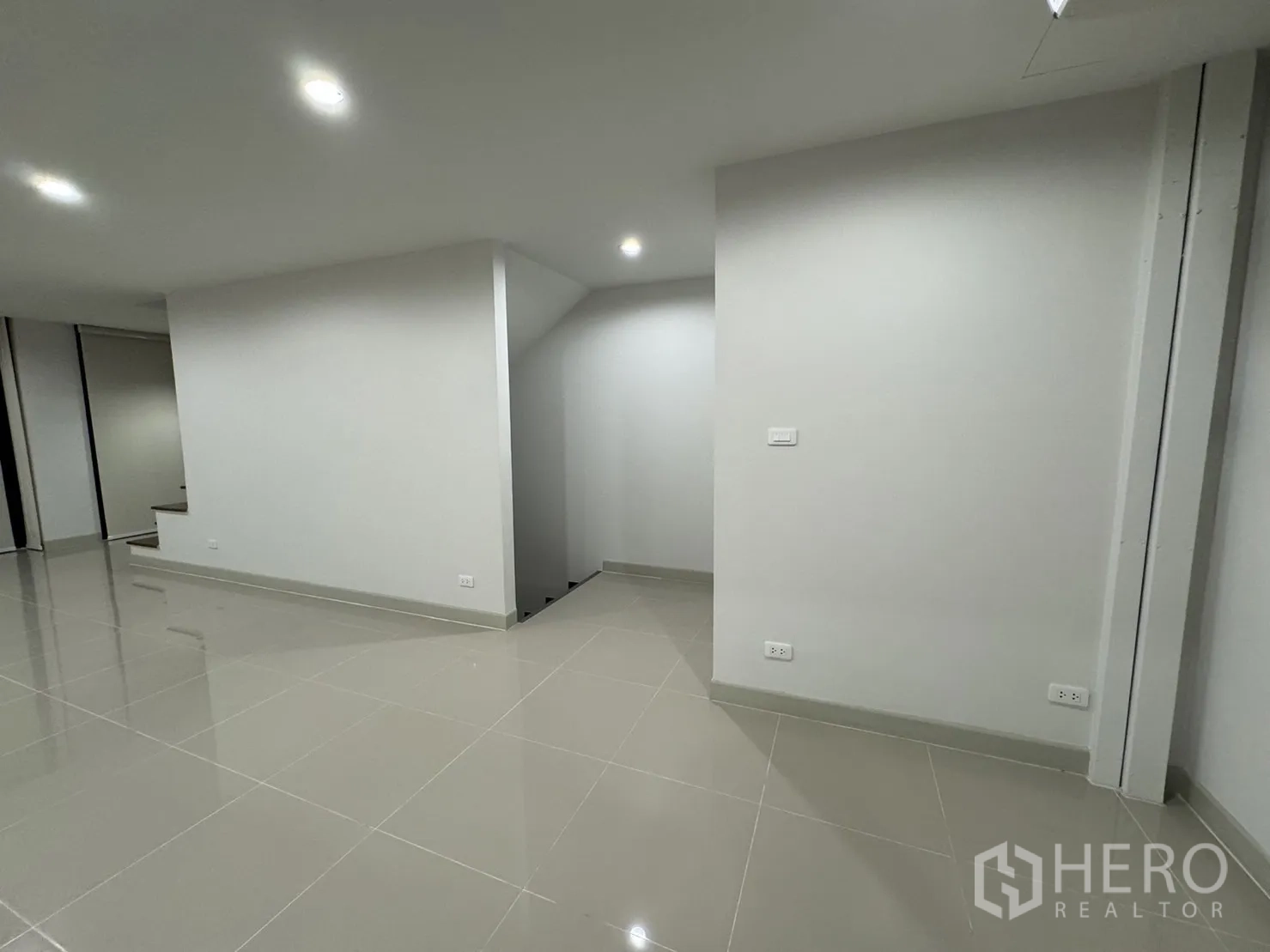 สำนักงานที่บ้าน ให้เช่าในBang Khen, Bangkok - โถงและบันไดพื้นกระเบื้องมันวาว พร้อมไฟดาวน์ไลท์