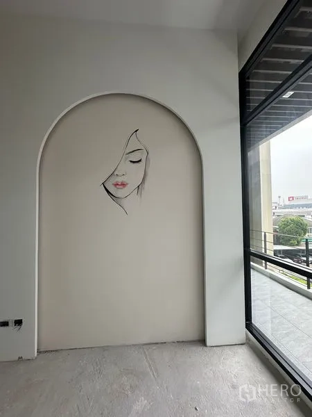 零售空间 出租在Bang Na, Bangkok - 明亮的商铺空间，带拱形装饰墙面与落地玻璃，连接室外走道阳台。