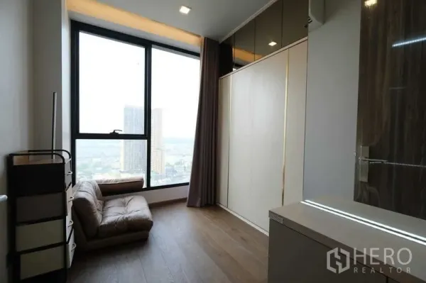 คอนโด ให้เช่าในKhlong Toei, Bangkok - ห้องนอนสว่างพร้อมหน้าต่างเต็มผนัง ตู้เสื้อผ้าบิลท์อิน และวิวเมือง