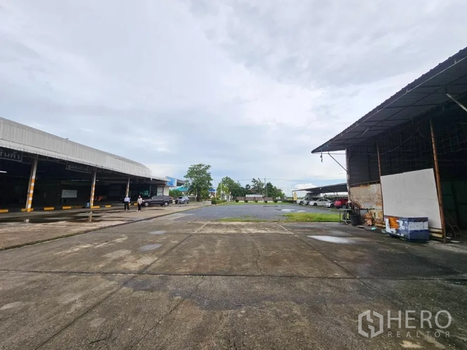 คลังสินค้า ให้เช่าในLam Luk Ka, Pathum Thani - มุมมองลานกลางระหว่างท่าเทียบหลักและโรงเรือนเสริมไปยังประตูหน้า