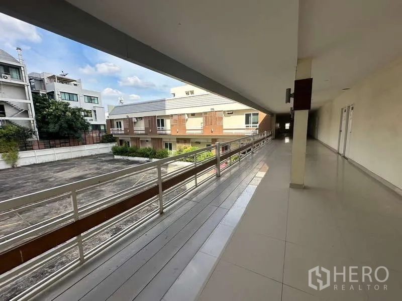 Home Office for rent in Chatuchak, Bangkok - Upper-level outdoor corridor with railing overlooking the courtyard.