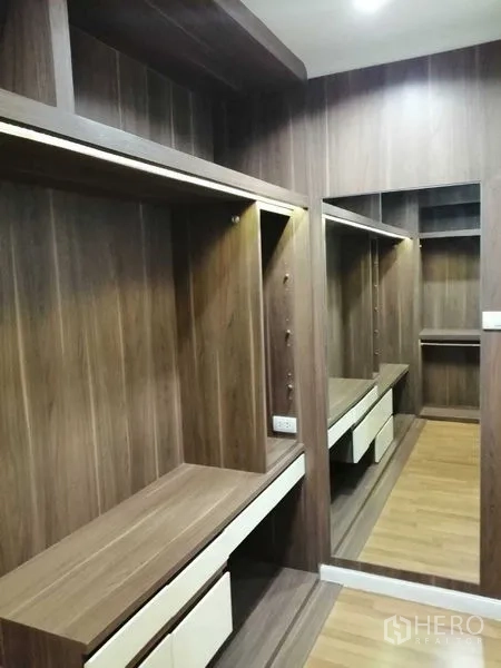 公寓 出售在Yan Nawa, Bangkok - 步入式衣帽间，木质柜体、抽屉与全身镜。