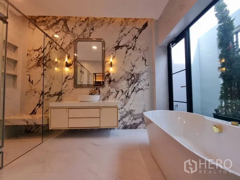 บ้าน ให้เช่าในSaphan Sung, Bangkok - ห้องน้ำหรู อ่างอาบน้ำลอยตัว ผนังลายหินอ่อน ฝักบัวกระจก และหน้าต่างบานใหญ่