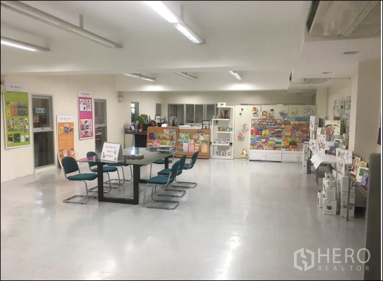 工厂 出售在Mueang Samut Sakhon, Samut Sakhon - 展示/培训空间，摆放桌椅和产品陈列架。