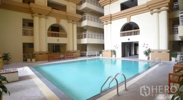 คอนโด ให้เช่าหรือขายในWatthana, Bangkok - สระว่ายน้ำในอาคารของคอนโด มีเสาแบบคลาสสิกและระเบียงรอบล้อม