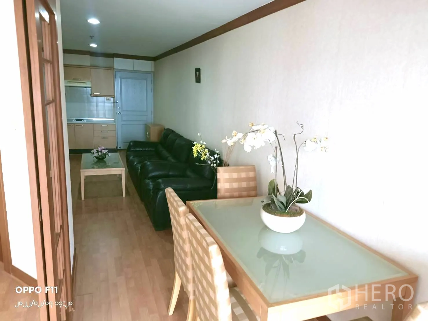 คอนโด ให้เช่าในKhlong Toei, Bangkok - มุมมองจากโต๊ะทานอาหารไปยังครัวขนาดกะทัดรัดและห้องนั่งเล่นยาว