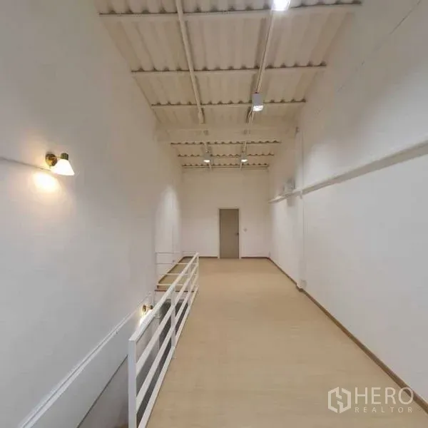 อาคารพาณิชย์ ให้เช่าหรือขายในKhlong Toei, Bangkok - ชั้นลอยทางยาว เพดานสูง ผนังสีขาว พร้อมราวกันตก