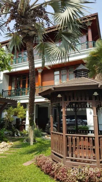 ทาวน์เฮาส์ ให้เช่าในKhlong Toei, Bangkok - สวนสว่างไสว ศาลา ต้นปาล์ม และบ้านสามชั้น