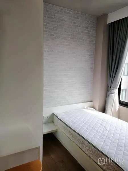 คอนโด ให้เช่าในWatthana, Bangkok - ห้องนอนที่สอง เตียงเดี่ยว ผนังลายอิฐ และหน้าต่างบานใหญ่