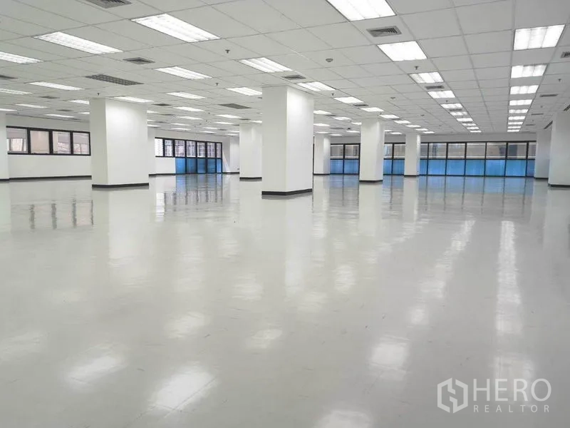 办公空间 出租在Phaya Thai, Bangkok - 开放办公区，多个立柱、吊顶与大窗自然采光。