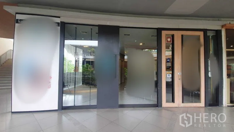 零售空间 出租在Khlong Toei, Bangkok - 店铺主入口，玻璃门面配木框门