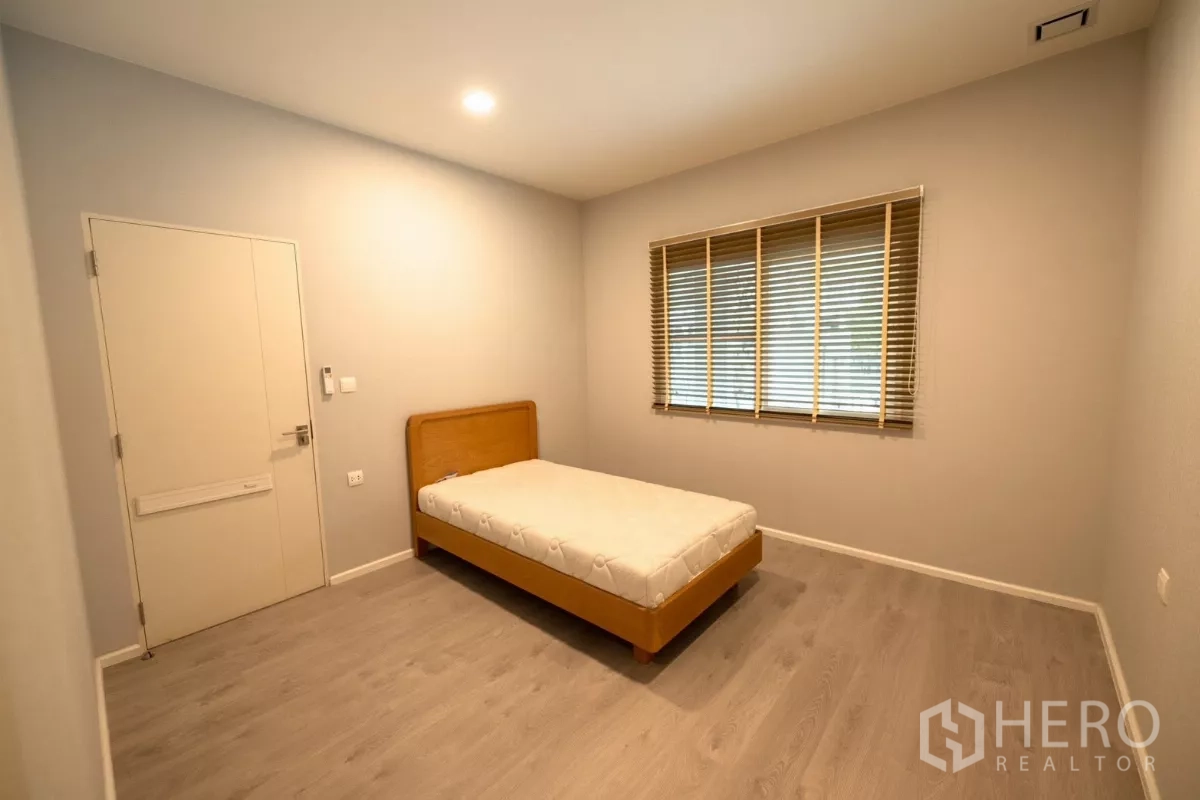 Detached House for rent or sale in Prawet, Bangkok - Dressing area with wide mirror and custom shelves beside the bedroom.