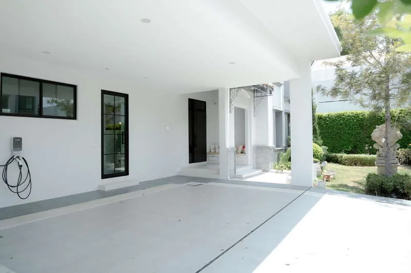 บ้าน ให้เช่าหรือขายในSaphan Sung, Bangkok - โรงจอดรถมีหลังคาพร้อมที่ชาร์จรถยนต์ไฟฟ้า และทางเดินสู่สวน