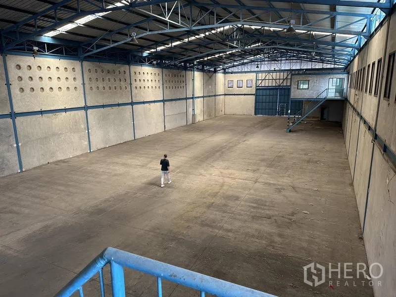 货栈 出租在Bang Phli, Samut Prakan - 从夹层眺望，宽大的无障碍地面与后部装卸门一览无余。