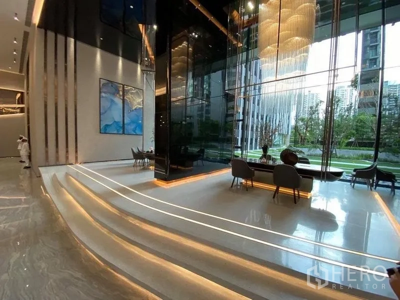 คอนโด ขายในRatchathewi, Bangkok - ล็อบบี้หรู โคมไฟแชนเดอเลียร์ พื้นหินอ่อนและมุมนั่งพัก