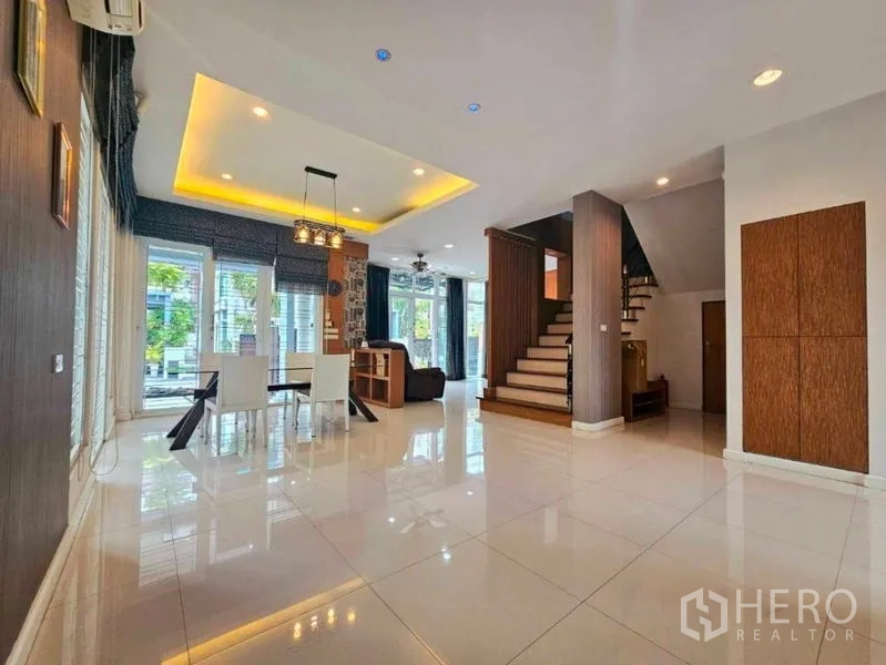 บ้าน ให้เช่าในChatuchak, Bangkok - พื้นที่นั่งเล่น–ทานอาหารกว้าง พื้นกระเบื้องมันวาว พร้อมบันไดขึ้นชั้นบน