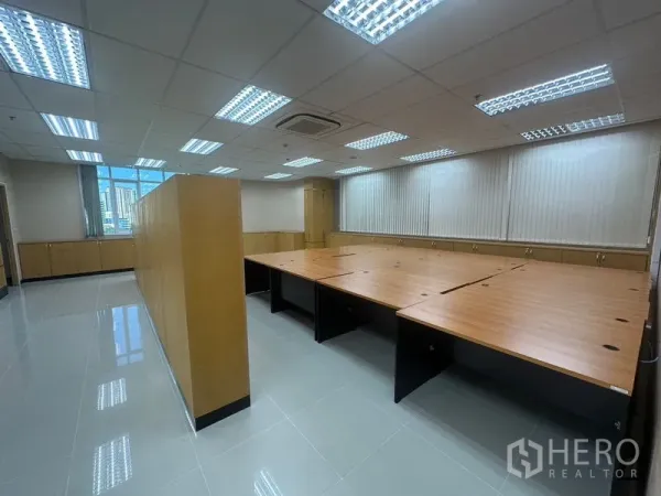 Office Space for rent in Suan Luang, Bangkok - Semi-enclosed workspace with modular desks, window blinds, tiled floors, and fluorescent lighting.