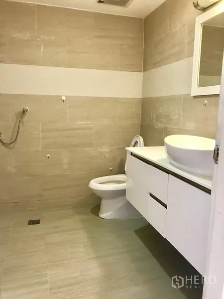 คอนโด ให้เช่าในWatthana, Bangkok - ห้องนอนมีตู้บิวต์อินสีขาว ชั้นวางและมุมทำงาน